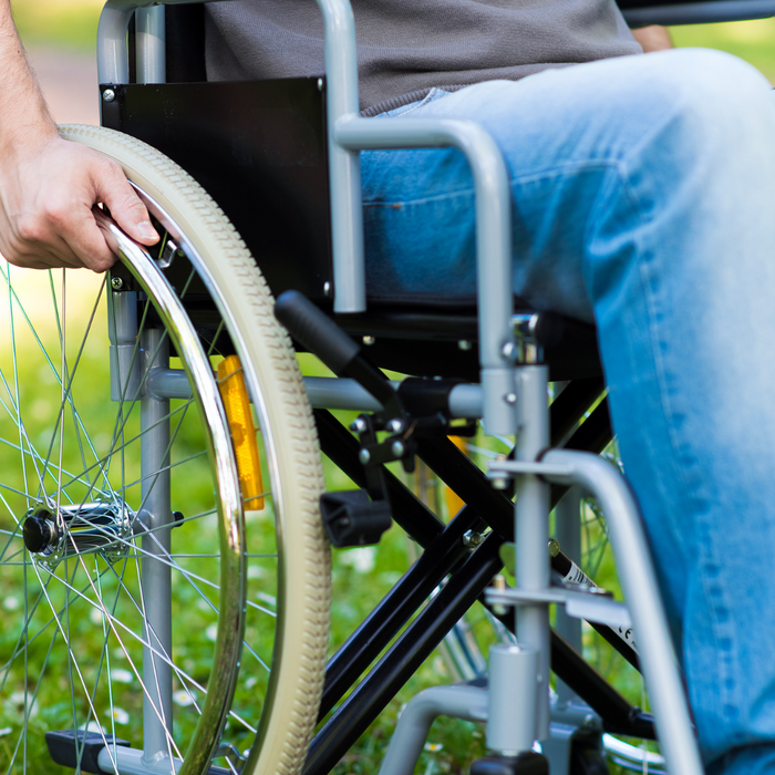 Silla de ruedas manual en exterior