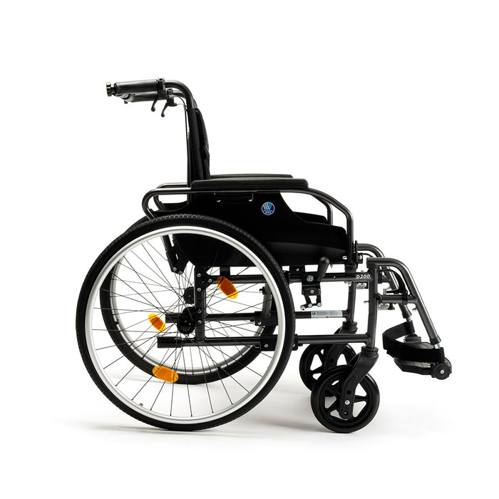 Silla de ruedas con respaldo reclinable plegable y barra de empuje