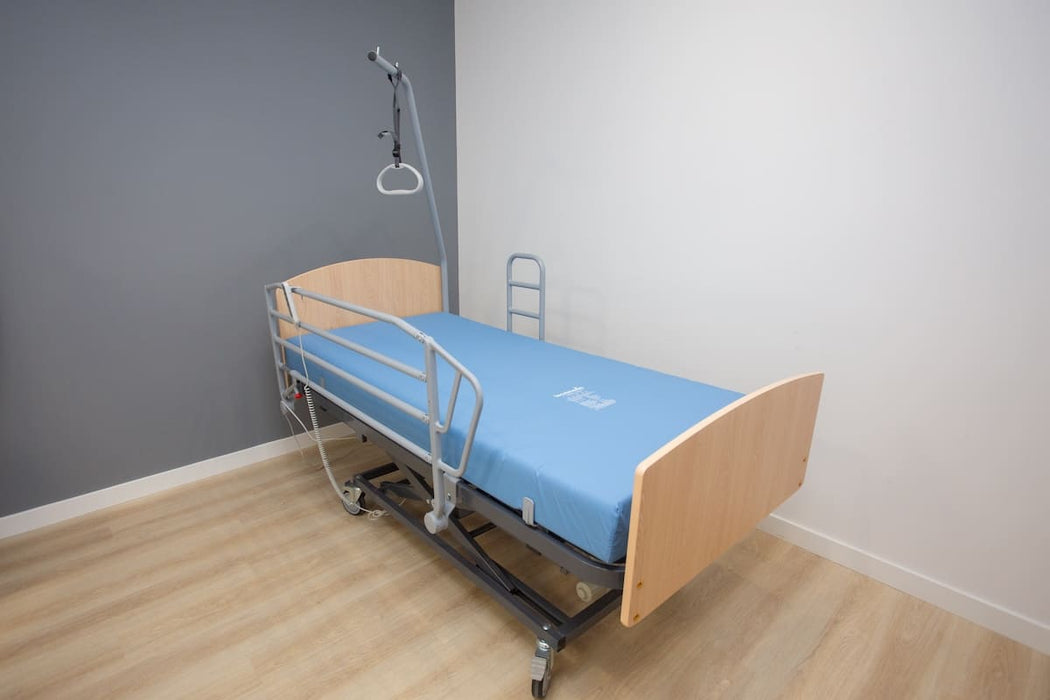 Cama articulada plus eléctrica de somier 90cm + colchón de poliuretano + cabecero + piecero + carro elevador + barandillas plegables
