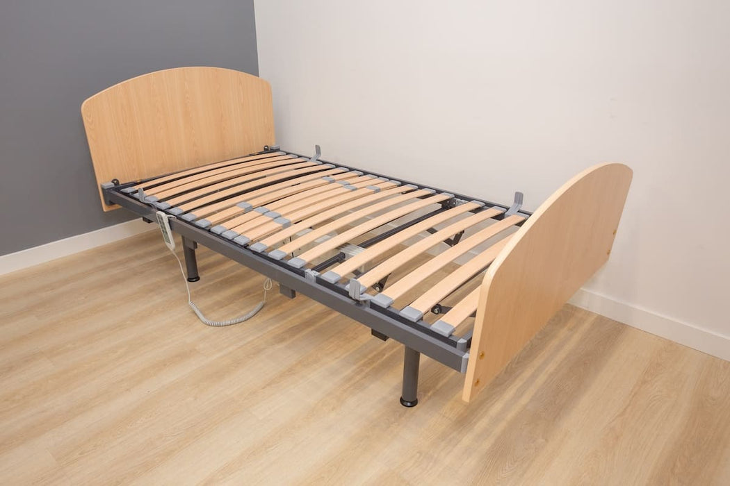 Cama articulada eléctrica de somier 105cm y colchón de poliuretano + cabecero + piecero + patas niveladoras + barandillas plegables