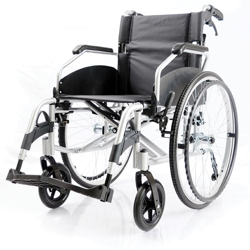 Silla de ruedas plegable con frenos de acompañante y ruedas antivuelco MouvLight