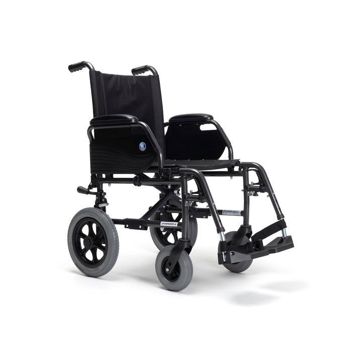 Silla de ruedas con reposabrazos y reposapiés extraíbles y altura regulable