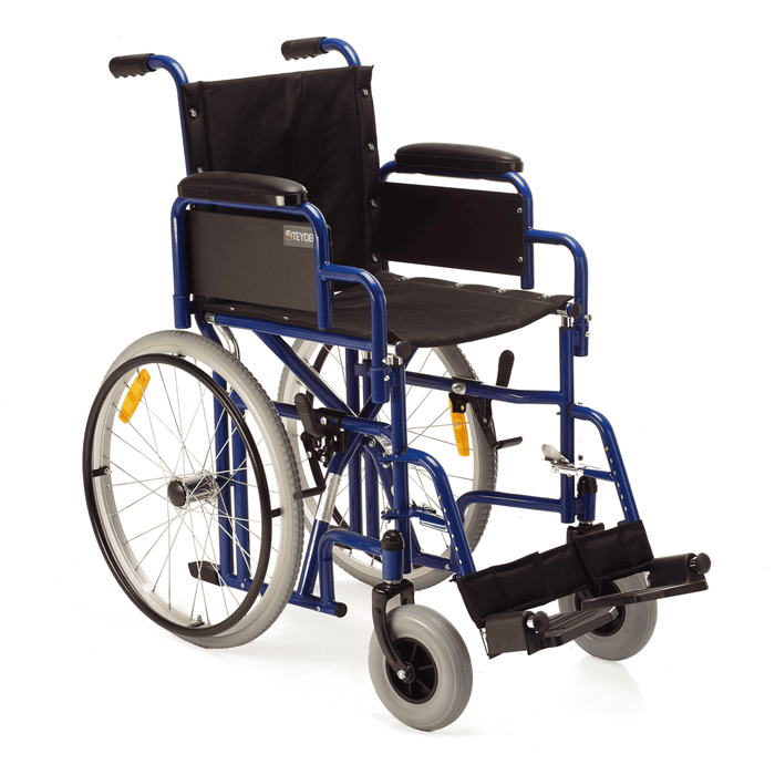 Silla de ruedas de acero plegable de ancho total 51-53cm y ruedas macizas