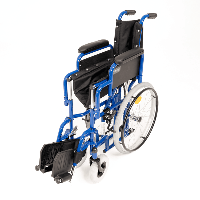 Silla de ruedas de acero plegable de ancho total 51-53cm y ruedas macizas