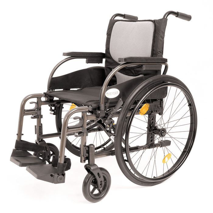 Silla de ruedas de aluminio con respaldo regulable con eje de liberación rápida