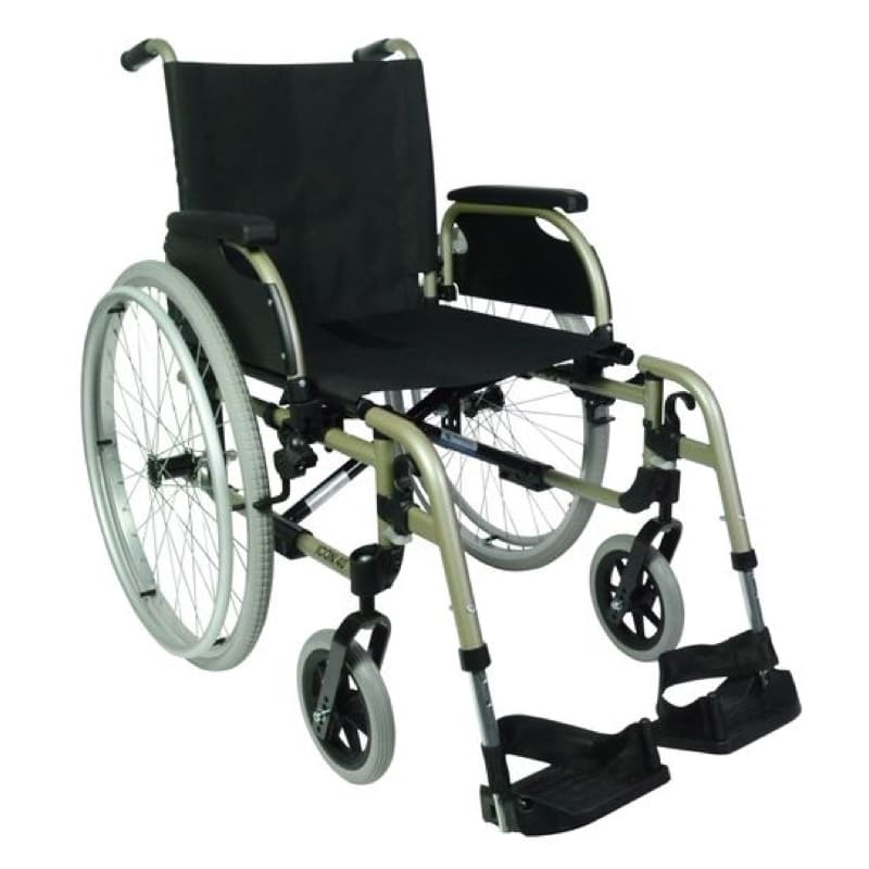 Silla de ruedas con asiento regulable en altura y ángulo y ruedas macizas