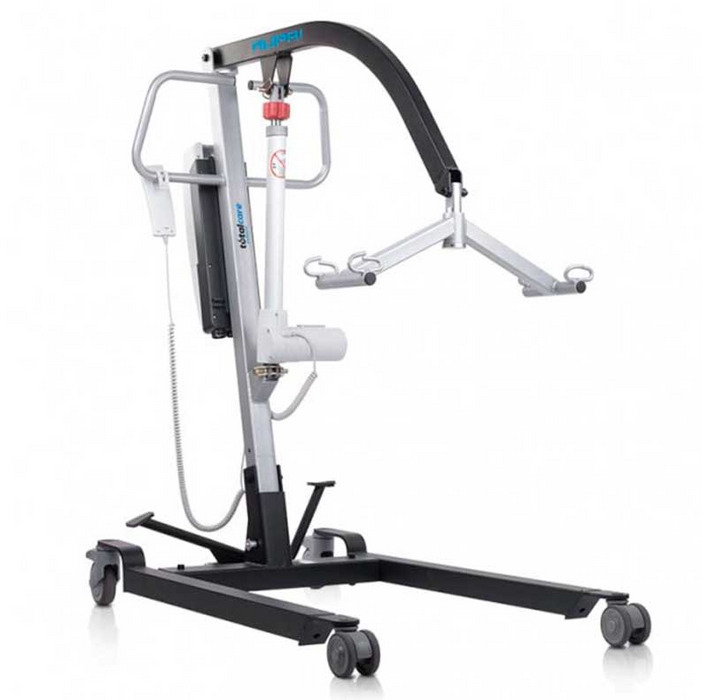 Grúa eléctrica de traslado con arnés, mostrando su diseño compacto y su fácil manejo.