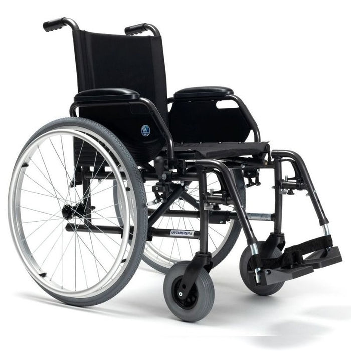 Silla de ruedas con reposabrazos y reposapiés extraíbles y altura regulable