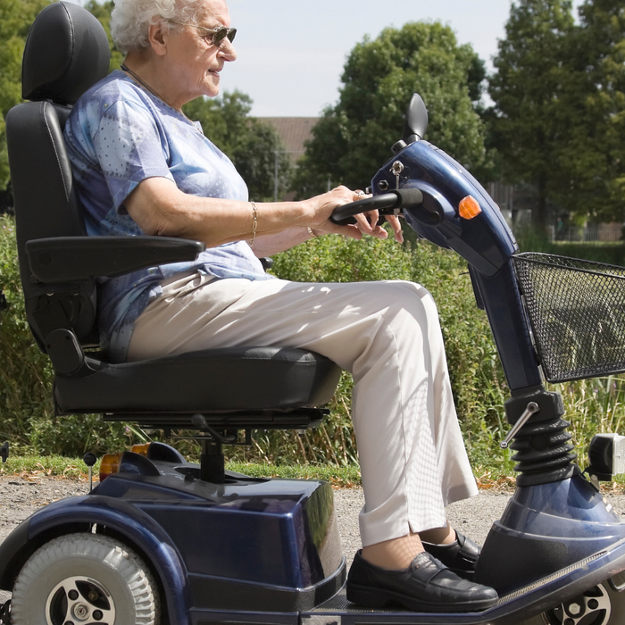 Persona mayor en scooter