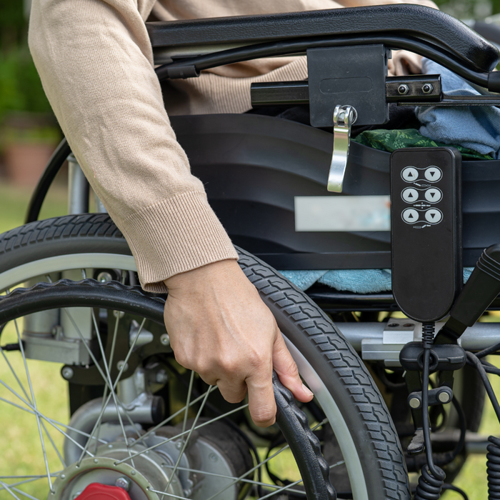 Silla de ruedas eléctrica para personas mayores o con movilidad reducida. Modelos todoterreno 