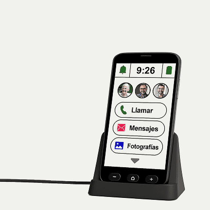 adulto mayor sostiene en sus manos un móvil adaptado que le sirve para comunicarse y en casos de emergencia notificar a los servicios de salud