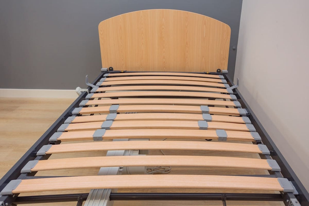 Cama articulada eléctrica de somier 105cm y colchón de poliuretano + cabecero + piecero + patas niveladoras + barandillas plegables