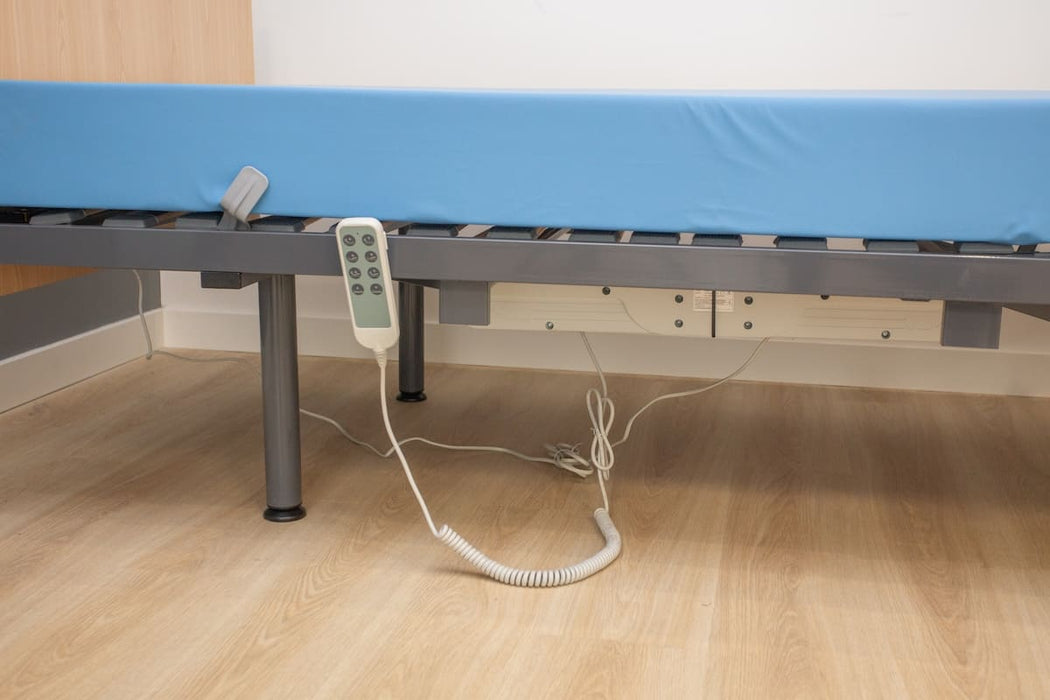 Cama articulada eléctrica de somier 105cm y colchón de poliuretano + cabecero + piecero + patas niveladoras + barandillas plegables