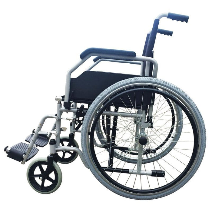 Silla de ruedas robusta y económica con reposabrazos y reposapiés