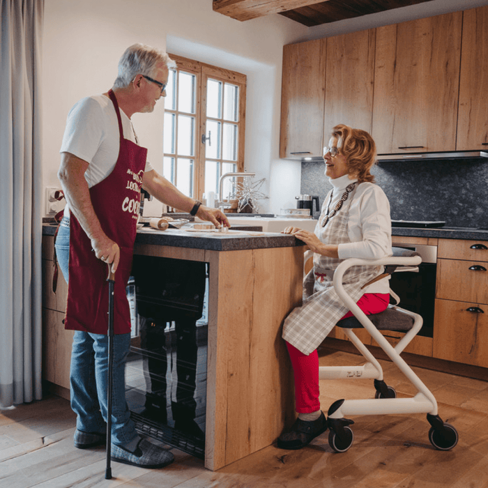 Andador de interior ultra estable con apoyo para el baño y freno de barra con asiento