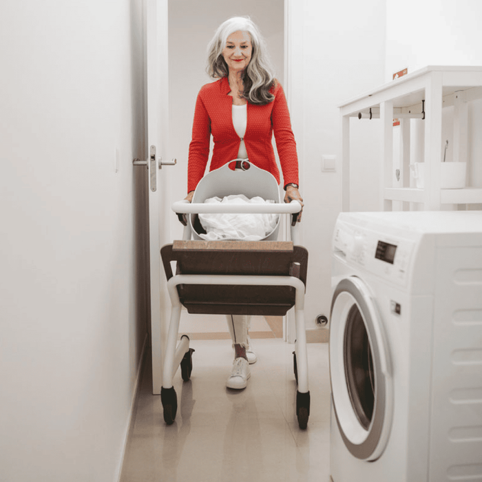Andador de interior ultra estable con apoyo para el baño y freno de barra con asiento