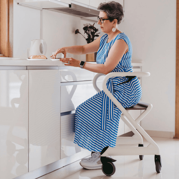 Andador de interior ultra estable con apoyo para el baño y freno de barra con asiento