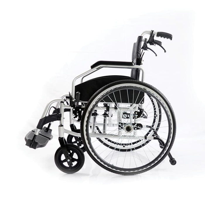 Silla de ruedas plegable con frenos de acompañante y ruedas antivuelco MouvLight