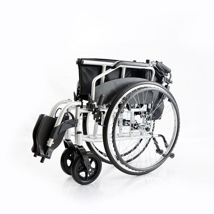 Silla de ruedas plegable con frenos de acompañante y ruedas antivuelco MouvLight