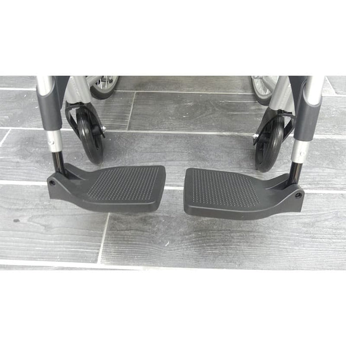 Silla de ruedas plegable con frenos de acompañante y ruedas antivuelco MouvLight