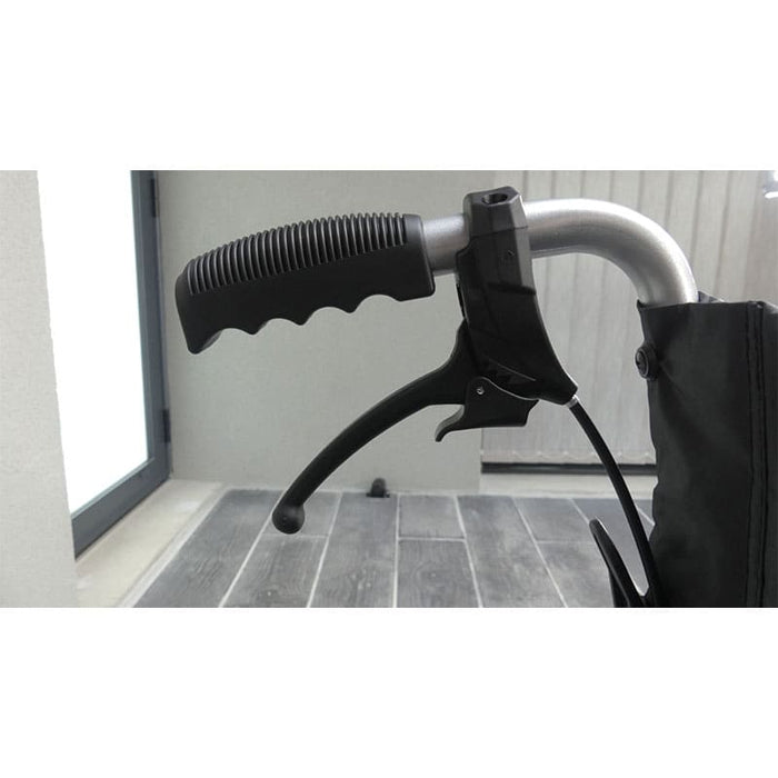 Silla de ruedas plegable con frenos de acompañante y ruedas antivuelco MouvLight