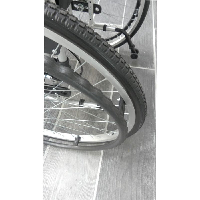 Silla de ruedas plegable con frenos de acompañante y ruedas antivuelco MouvLight