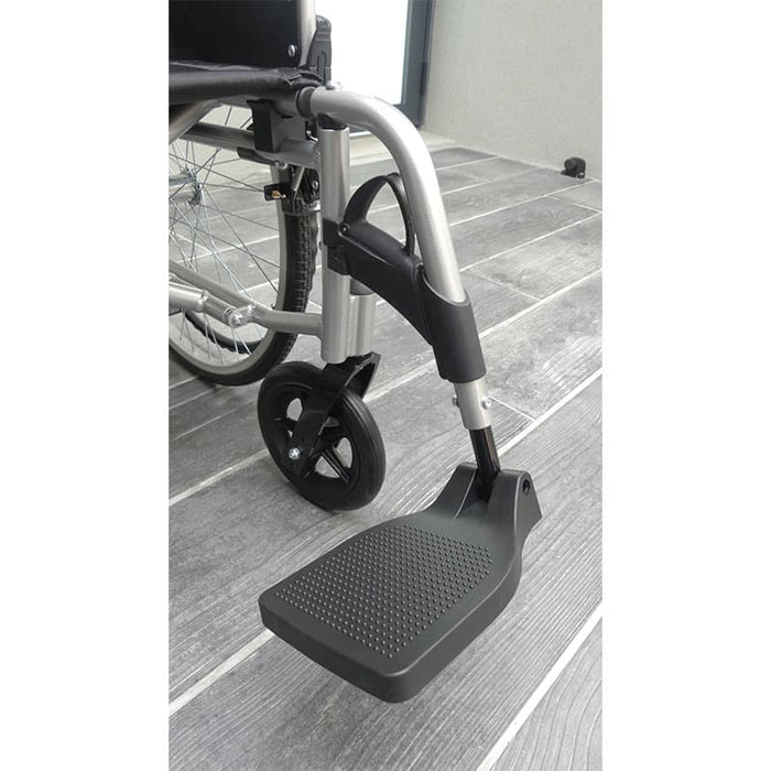 Silla de ruedas plegable con frenos de acompañante y ruedas antivuelco MouvLight