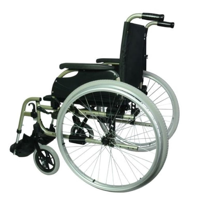 Silla de ruedas con asiento regulable en altura y ángulo y ruedas macizas