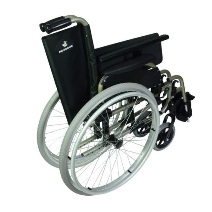 Silla de ruedas con asiento regulable en altura y ángulo y ruedas macizas