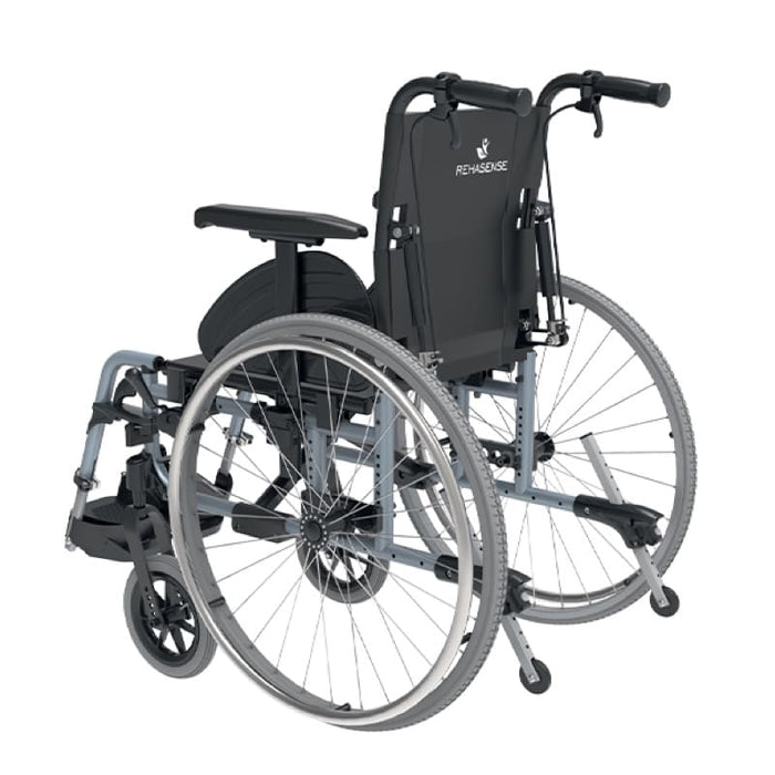 Silla de ruedas con asiento regulable en altura y ángulo y ruedas macizas
