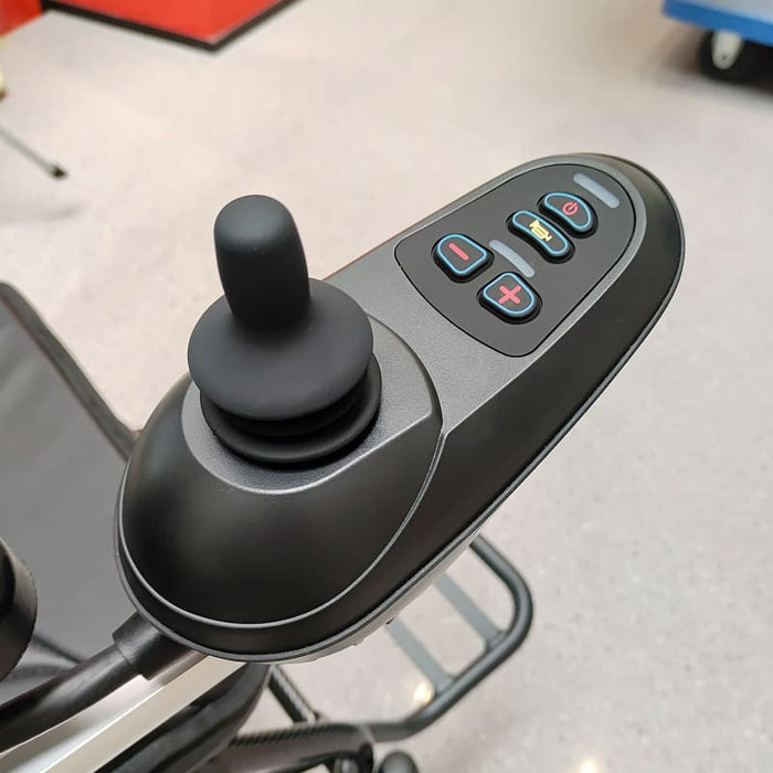 Silla eléctrica ligera con joystick para usuario o acompañante con ruedas antivuelco