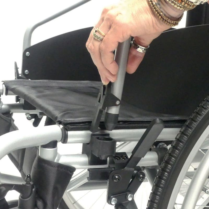 Silla de ruedas robusta con reposabrazos abatibles y ruedas de 24" con eje desmontable rápido
