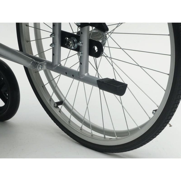 Silla de ruedas robusta con reposabrazos abatibles y ruedas de 24" con eje desmontable rápido
