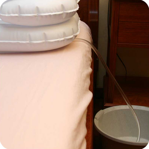 Detalle del lavacabezas hinchable para personas mayores encamadas